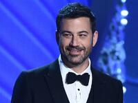 مقدم الحفل، جيمي كيميل، يقول مازحا إن الحفل يتابعه الآن مشاهدون من "دول تكرهنا"، في إشارة لقرارات الرئيس الأمريكي دونالد ترامب بحظر دخول مواطني بعض الدول.
