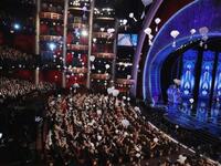 وأخيرًا بطريقة استثنائية هبطت الحلوى على الحضور في "بارشوت" بأكياس صغيرة لتسعدهم وتعتبر لحظة جميلة ومفاجأة للموجودين ولمتابعي حفل الأوسكار عبر الشاشات.
