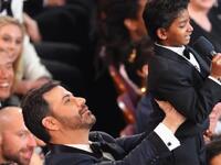 جيمي كيميل يحمل الممثل الصغير، سوني باوار، الذي شارك في فيلم "أسد" أثناء عزف موسيقى الفيلم، ما أثار إعجاب نجم الفيلم ديف باتل.
