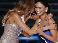 بيا ألونزو:
الفلبينية التي لبست تاج لقبها بعد 5 دقائق من إعلان الكولومبية أدريانا غوتييريز ملكة جمال الكون عام 2015، في خطأ تاريخي وقع به مقدم الحفل.