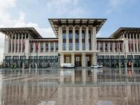 شيد أوردوغان قصرا جديدا باسم "آق سراي" اي القصر الأبيض، على قمة تل خارج أنقرة، يحتوي على 1000 غرفة وهو أكبر من البيت الأبيض الأمريكي والكرملين الروسي، وبلغت كلفة تشييده أكثر من 615 مليون دولار.
