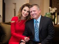 ملك الأردن عبدالله الثاني والملكة رانيا: أعجب بها من النظرة الأولى حين التقاها في منزل شقيقته على العشاء، رفضت الارتباط به قبل أن تبدأ بحبه بعد أن أهداها علبة "شوكلاتة".
