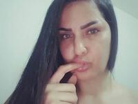 سما المصري: أعادت تقليد فيديو غادة عبد الرازق  ببث مباشر من غرفة نومها وعلى سريرها مع محاولات لرفع قميص نومها وذلك بسخرية من الفنانة وقالت "أنا كدة ملاك يا ناس"