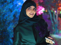 المدوّنة السعودية سارة الودعاني اختارت أن تخفي وجه زوجها عن المتابعين منذ اللحظة الأولى التي أعلنت فيها عقد قرانها شهر أبريل الماضي.