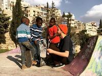 Volunteer Matze shows the kids how to adjust the trucks (Instagram)