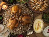 أشهى وجبات الإفطار في رمضان: أسرًا كثيرة مازالت تتمسك بالعادات الرمضانية الجميلة، إذ تحرص على إحياء تقاليد الشهر الأصيلة بالمأكولات الشعبية كـ "الثريد"، و"الهريس".