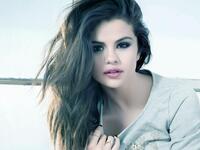 المغنية الأميركية ذات الأصول اللاتينية سيلينا غوميز ألغت جولة غنائية لتخضع لمرض Lupus والذي من أعراضه دخول المريض في اكتئاب شديد، ورغم ذلك فهي تعتلي قمة مشاهير "إنستغرام".
