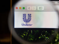Unilever: يمثل شعارها ذلك تنوع منتجاتها فنلاحظ الكثير من الرموز الضِمنية داخل حرف U الكبير في الشعار مثل القلب الذي يمثل الحب والاهتمام والصحة والطائر والذي يُمثل الحرية والتخلص من الأعباء اليومية.