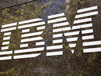 IBM: تعمل الخطوط البيضاء الأفقية على إظهار علامة يساوي “=” في الحرف الأول والأخير والذي يُمثل شعار الشركة "المساواة".