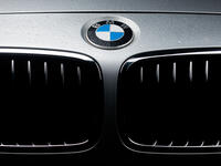 BMW: شِعار الشركة يُعد ثناءً على تاريخها في مجال صناعة محركات الطائرات للجيش الألماني في الحرب العالمية الثانية، حيث يمثل الشِعار مروحة في حالة دوران واللون الأزرق يمثل السماء.