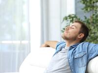 التنفس: ببطء من الحجاب الحاجز وليس من الصدر وضرورة تجنب الضوء الأزرق ساعة واحدة على الأقل قبل النوم، والحفاظ على إيقاعات الساعة البيولوجية الخاصة بك حتى في أوقات العطلة.