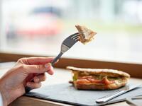 اسكب طعامك من القدر الكبير مباشرة: اترك القدر في المطبخ واسكب لنفسك بصحن صغير بدلًا من وضع الطعام كله أمامك على طاولة الطعام، ما سيساعدك في تجنب الرغبة بالذهاب إلى المطبخ.
