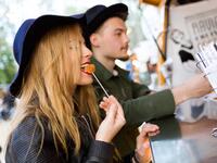 احمل معك وجبة طعام خفيفة وصحية دائمًا: وجبات الطعام السريعة أو قطعة من الشوكولاتة من محال البيع، قد تكون مغرية لدى الشعور بالجوع، ولكن، إذا تأكدت من حمل وجبة خفيفة صحية مثل تفاحة، فلن تضطر إلى التضحية بنظامك الغذائي الصحي لإسكات جوع معدتك.
