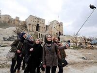 سيلفي حلب المنكوبة
التقطت مجموعة من النساء صور "سيلفي" من أمام القلعة التاريخية الموجودة داخل مدينة حلب، وسط ركام المباني والسيارات المدمرة.