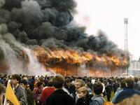 مايو 1985 - بريطانيا: اندلع حريق ضخم في مدرجات ملعب برادفورد سيتي خلال مباراة أمام لينكولن سيتي ضمن دوري الدرجة الثالثة قتل على إثره 56 شخصاً، فيما جرح أكثر من 250.