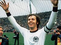 الألماني فرانتز بيكنباور: أحد أعظم أساطير اللعبة، باشر مسيرته كلاعب وسط مهاجم في بايرن ميونخ عام 1964، ولكن موقعه تغير بعد كأس العالم 1966، ليصبح لاعب ليبيرو (قشاش) في خط الدفاع.