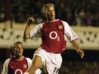 المهاجم الهولندي دينيس بيرغكامب (آرسنال): لم يسجل خلال أول 7 مباريات مع الغانرز، ثم بدأ مسيرة التألق في المباراة 8 أمام ساوثهامبتون، سجل 120 هدفاً وفاز بـ 7 ألقاب، كانت أفضل لحظاته أمام نيوكاسل عام 2002 عندما سجل من أول لمسة للكرة، أعقبه بهدف آخر لا يقل روعة.