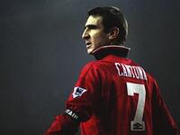 المهاجم الفرنسي إيريك كانتونا (مانشستر يونايتد): ساهم في جعل يونايتد أبرز أندية البطولة، اتسم بأداء مميز وإرادة فولاذية ونهم للفوز، قدم العديد من اللحظات الساحرة أبرزها هدفه في سندرلاند عام 1996 بعد تمريرة سريعة ثم ركلة رأسية استقرت في الشباك لنعلن عن فوز فريقه.