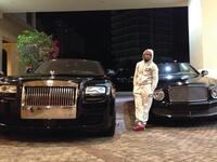 جميع سياراته في بيته بلاس فيغاس سوداء اللون