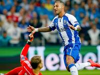 2- الجناح البرتغالي ريكاردو كواريزما: يتمتع بسرعة استثنائية ومهارات فردية يُحسد عليها، ولكنه لم ينجح مع ذلك في ترك بصمته عالمياً رغم لعبه في صفوف سبورتنغ لشبونة وبرشلونة وبورتو وإنتر وتشلسي وبيشكتاش والأهلي الإماراتي.