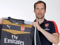 التشيكي بيتر تشيك: انتقل من تشلسي إلى آرسنال عام 2015 مقابل 15.5 مليون يورو.