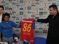 لاعب الوسط الهجومي البرازيلي إيلتون جوزيه كزافيير غوميش (154 سم - مواليد 1986): لعب مع كورينشيانس وساو كايتانو وستياوا بوخارست والنصر السعودي وفورتاليزا ونادي دبي الإماراتي والوصل الإماراتي وسبورت والفتح السعودي.