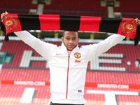 7- الجناح الهولندي ميمفيس ديباي: غادر بي إس في آيندهوفن متوجهاً نحو مانشستر يونايتد مقابل 25 مليون جنيه استرليني.