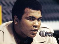 1- الملاكم الأميركي محمد علي (مواليد 1942): صاحب الميدالية الذهبية في الوزن خفيف الثقيل عام 1960، وبطل العالم في الوزن الثقيل، هزم أبرز الملاكمين خلال مسيرته ما بين عامي 1960 و1981 ليصبح أعظم ملاكم في التاريخ، عرف بمهاراته العالية وبالتزامه الديني واعتراضه على حرب فيتنام.