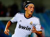 الألماني مسعود أوزيل (ريال مدريد): من أمهر صانعي الألعاب في العالم، لعب في صفوف شالكه وفيردر بريمن قبل أن يحط رحاله في ريال مدريد عام 2010 ويبزع نجمه بمعنى الكلمة في صفوفه.