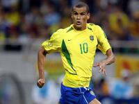 3- لاعب الوسط البرازيلي ريفالدو: ترعرع في باوليستا، وعانى من سوء التغذية مما يفسر هيئته الغريبة، ونجح مع ذلك في تمثيل منتخب بلاده كما فاز بالكرة الذهبية، لعب في صفوف فرق شهيرة أبرزها برشلونة وميلان وديبورتيفو لا كورونيا.