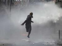 رجل مقنع يهرب بعد استعمال الشرطة سياسة التفريق بالمياه خلال مظاهرات شهدتها اسطنبول بتركيا بين الشرطة ومعارضين لمنع الحكومة المتظاهرين من المسير لساحة تقسيم، المظاهرات كانت بمناسبة يوم العمال العالمي.