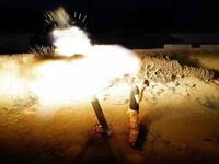 جندي من الجيش العراقي يطلق صاروخاً على إحدى مواقع تنظيم "داعش" في مدينة الرمادي العراقية، قبل أيام من إحكام التنظيم سيطرته على المدينة.