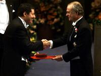 هو أول عالم مصري وعربي يفوز بجائزة نوبل في الكيمياء، ليدخل العالم كله في زمن جديد لم تكن البشرية تتوقع أن تدركه لتمكنه من مراقبة حركة الذرات داخل الجزيئات أثناء التفاعل الكيميائي عن طريق تقنية الليزر السريع.