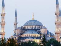 المسجد الأزرق في اسطنبول جامع السلطان أحمد أو الجامع الأزرق هو أحد أشهر المساجد في تركية.ويشتهر المسجد بعمارته المميزة حيث يعد من أهم وأضخم المساجد في العالم الإسلامي. ويحوي ست مآذن ويقام الافطار الجماعي سنويا فى النصف الاول من شهر رمضان فى المسجد وصلاة القيام