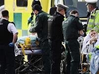 اصطدمت السيارة في السور الخارجي لمقر البرلمان، عبر المهاجم بسكين، البوابة الخارجية لباحة البرلمان وطعن شرطيًا قبل أن تطلق عليه الشرطة النار وترتديه قتيلا.
