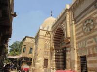 المسجد الأزرق ويعد من أجمل المساجد الموجودة بالقاهرة نظرا لطرازه المعمارى البديع وترتفع مئذنتة الفريدة التى لا يوجد مثلها فى العالم الإسلامي بتصميم لم يتكرر بعد تشييدها كما يتميزالجامع بجدرانه المغطاة بالرخام الأزرق ويقام فيه صلاة التراويح والافطار الجماعى.