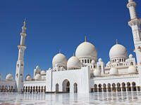 مسجد الشيخ زايد الكبير في أبوظبي يعد صرحًا إسلاميًا بارزًا في دولة الإمارات ويعرف محليا بالمسجد الكبير ويعد رابع أكبر مسجد في العالم من حيث المساحة الكلية وتقام فيه صلاة التراويح بحضور كبار القراء وعشرات الالاف من المصلين بالاضافة الى الافطار الجماعي.