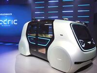 فولكسفاجن سيدريك: السيارة ذاتية القيادة، حيث تقوم بقيادة نفسها محملة بالركاب إلى أي مكان يشاؤون، لكن ليس بكبسة زر بل بالتحكم الصوتي التام.
