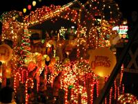 بروناي:
حظرت الاحتفالات وكل مظاهرها من التهاني، وارتداء قبعات سانتا كلوز، فمن ينظم الاحتفالات برأس السنة سواء أكان مسلمًا أم مسيحيًا يواجه عقوبة تصل إلى السجن مدة خمس سنوات.