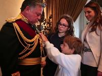 وقالت الملكة رانيا لمجلة "بيوبل" عام 2005: "من خلال واقع حياتنا الملكية نحرص على الذهاب للمطاعم أو مشاهدة فيلم في مكان ما أو نذهب في جولة في السيارة".
