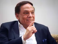 الفنان عادل إمام وبعد عرضة لمسرحية "الزعيم" اعتقد الرئيس الليبي الراحل، معمر القذافي، أنه المقصود من المسرحية، وأن الفنان عادل إمام كان يقصده بشكل شخصي، مما دفعه إلى محاولة اغتياله بليبيا، لكن فشلت محاولة الاغتيال، بسبب تحذيرات المقرّبين للزعيم

