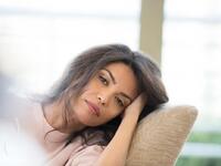 "عفاف جنيفان"  عارضة أزياء ووجه إعلاني للعديد من العلامات التجارية، تجمع بين الشرق والغرب من أصول تونسية وإيطالية.
