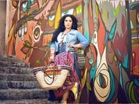 خضعت الفنانة الإماراتية أحلام، لجلسة تصوير خلال وجودها في فرنسا. الفنانة الإماراتية شاركت جمهورها بصور من الجلسة، على حسابها على انستجرام، والتي أبهرتهم فيها بإطلالة شبابية شبه غجرية.