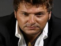 "علاء زلزلي" فنان لبناني متألق يتميز بأسلوبه الخاص في الأغاني والغناء، وقال أنه ليس غائباً فنياً الا أنه يفضل عدم الظهور الاعلامي بشكلٍ متكرر.
