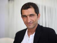 الفنان عمرو واكد والكاتب بلال فضل وبعد مواقفهما الواضحة من الرئيس السيسي، وهجومهما الدائم على النظام الحالي، تم منع عرض مسلسلهما "أهل إسكندرية"وذلك على خلفية تناول العمل لبعض قضايا الفساد بالدولة، وتحديدًا داخل وزارة الداخلية، وذلك بحسب تصريحاتهما.