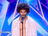 بيار جعجع من لبنان:  أصمّ رقص على أنغام الموسيقى الإيقاعيّة، فوقف له أعضاء لجنة التّحكيم الثّلاثة في نهاية عرضه تقديرًا لموهبته الكبيرة رغم أنه لا يسمع الموسيقى.
