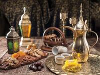 "البحرين" يجرّم القانون البحريني الإفطار العلني ويعتبره جنحة عقوبتها قد تزيد عن ثلاثة أشهر، ويخول مأموري الضبط القضائي بتوقيف مَن يجاهر بالإفطار في نهار رمضان ولا يفرق بين المقيم والزائر والمسلم وغيره.