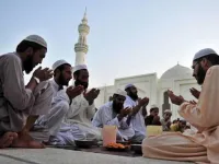 أصدر رجل دين باكستاني فتوى نادرة في بلاده، تسمح لبعض المسلمين بالإفطار خلال شهر رمضان بسبب موجة الحر التي ضربت البلاد وتسببت في مقتل 750 شخصًا.