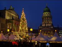 برلين:
تعد برلين المدينة الأكثر ابتكارًا في مواسم الكريسماس، حيث يبدع الشعب الألماني كل عام في ابتكار حفلات تنكرية وعروض  مقدمة في الشوارع.