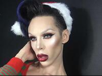 الشاب الأمريكي فيني أوه Vinny Ohh (22 عامًا) خضع لأكثر من 110 عملية تجميل لتغيير شكله تماماً وصار يشبه المخلوقات الفضائية ويطمس أي مظهر يحدد جنسه، أنفق خلالها ما يزيد عن 160 ألف دولار.

